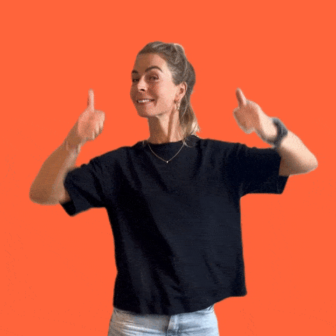 Sanne steekt haar duimen op